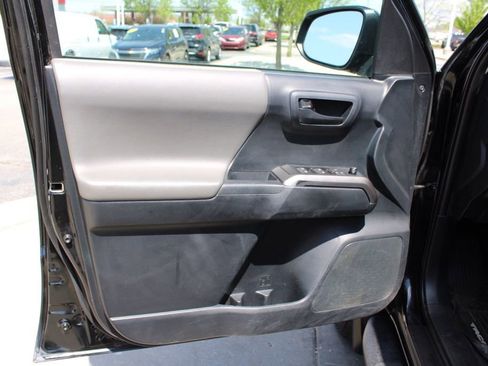 Used 2019 Toyota Tacoma SR5 AWD/4WD image 18
