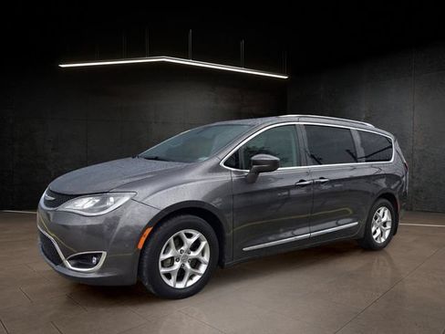 Used 2020 Chrysler Pacifica Touring-L Plus w/ Tire & Wheel Group FWD image 3