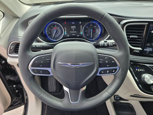 Used 2023 Chrysler Pacifica Touring-L FWD image 17