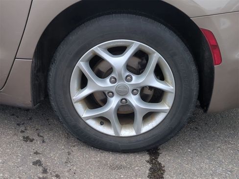 Used 2018 Chrysler Pacifica Touring-L Plus w/ Tire & Wheel Group image 13