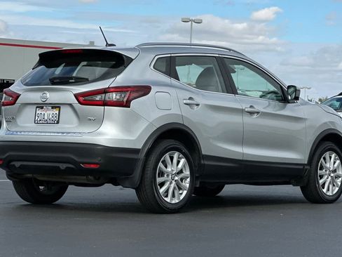 Used 2022 Nissan Rogue Sport SV w/ Technology Package image 2
