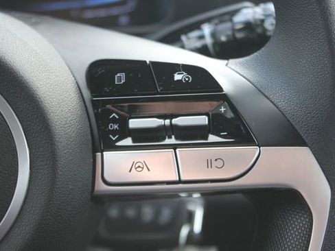 Used 2024 Hyundai Elantra SE FWD image 14