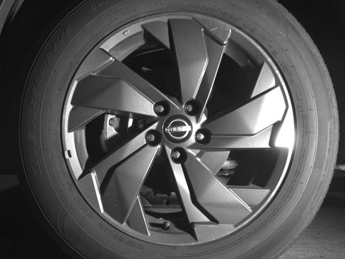 Used 2025 Nissan Rogue SV FWD image 12