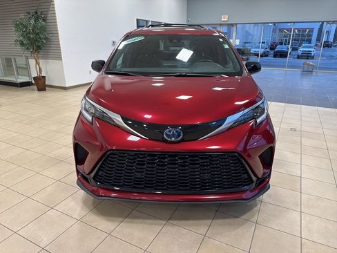 Used 2022 Toyota Sienna XSE image 4