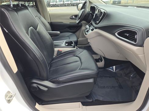 Certified 2024 Chrysler Pacifica Limited FWD image 8