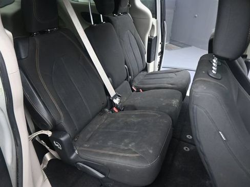 Used 2018 Chrysler Pacifica Touring Plus w/ Tire & Wheel Group FWD image 15