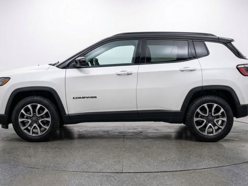 Used 2025 Jeep Compass Trailhawk AWD/4WD image 5