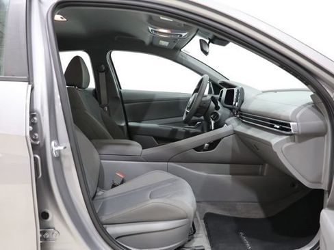 Used 2025 Hyundai Elantra SE FWD image 30