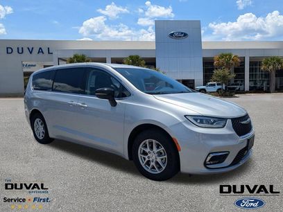 Used 2024 Chrysler Pacifica Touring-L