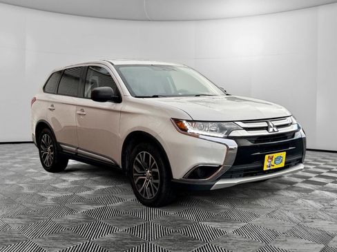 Used 2017 Mitsubishi Outlander ES image 3