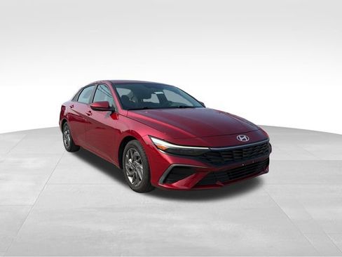Used 2024 Hyundai Elantra SEL FWD image 3