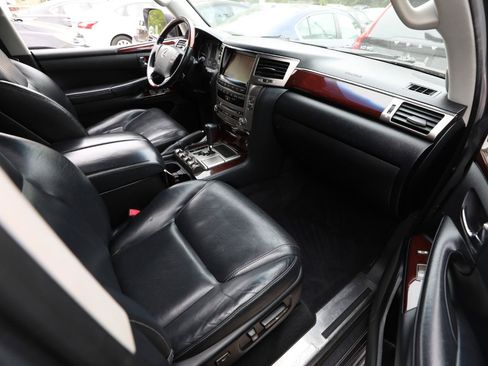 Used 2013 Lexus LX 570 4WD w/ Luxury Pkg image 12