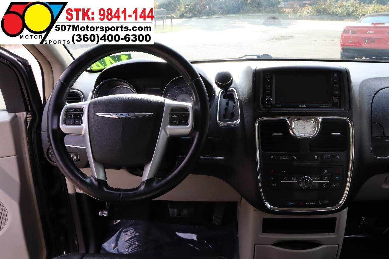 Used 2014 Chrysler Town & Country Touring-L FWD image 16