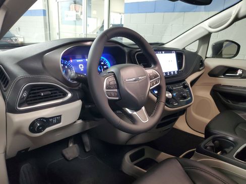 Used 2022 Chrysler Pacifica Touring-L AWD/4WD image 18