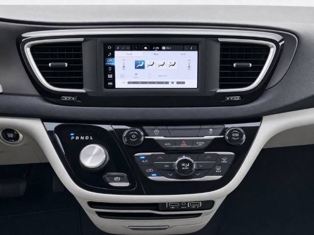 Used 2023 Chrysler Voyager LX FWD image 23