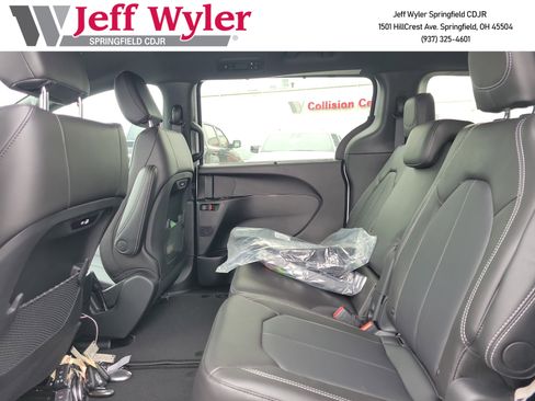 New 2026 Chrysler Pacifica Select image 16