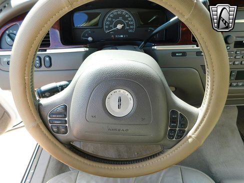 Used 2003 Lincoln Town Car Executive image 12