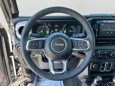 Used 2025 Jeep Wrangler Unlimited Sahara AWD/4WD image 19