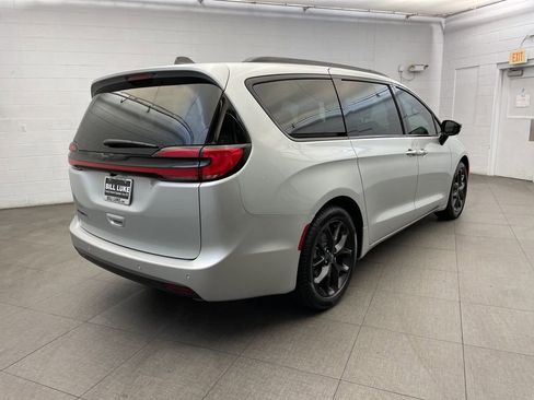 New 2026 Chrysler Pacifica Select FWD image 4