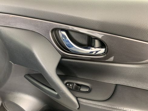 Used 2020 Nissan Rogue SV w/ Premium Package image 40