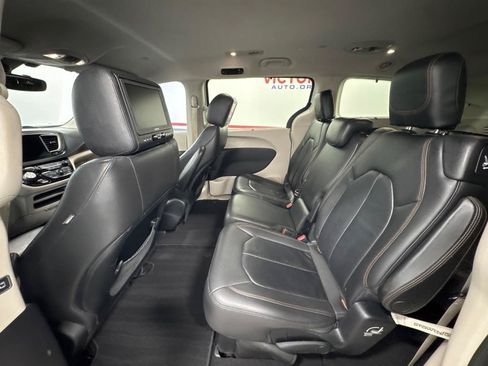 Used 2017 Chrysler Pacifica Touring-L w/ Tire & Wheel Group FWD image 11