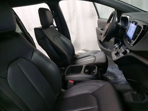 Used 2025 Chrysler Pacifica Select image 10