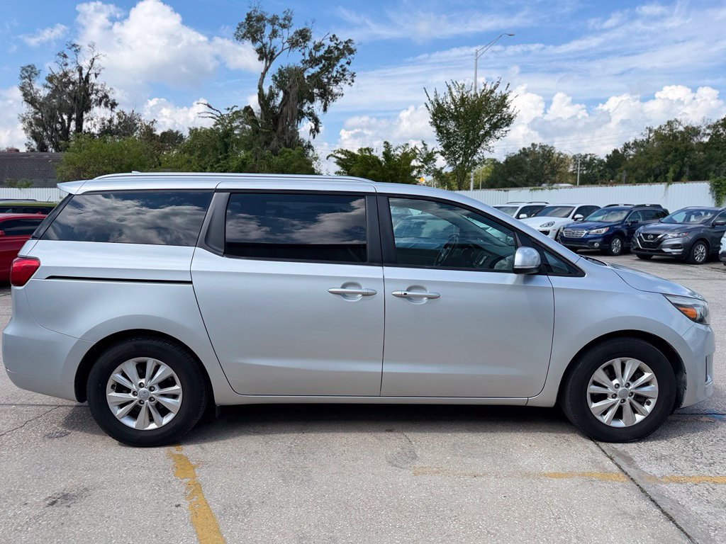 Used 2017 Kia Sedona LX w/ LX Essentials Premium Package FWD image 6
