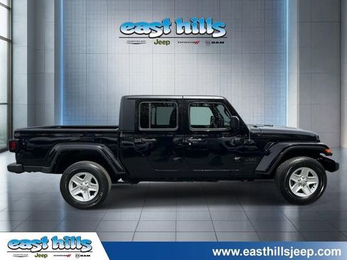 Used 2022 Jeep Gladiator Sport AWD/4WD image 2