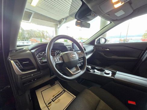 Used 2025 Nissan Rogue SV image 10