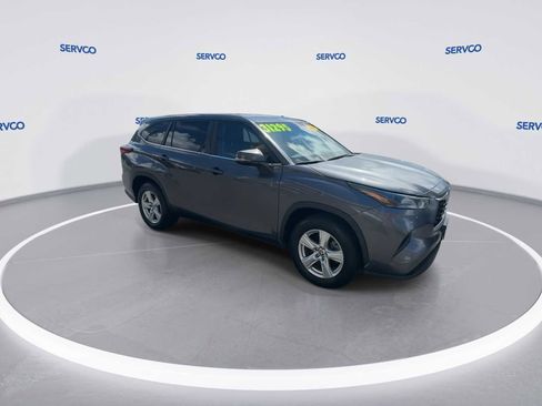 Used 2023 Toyota Highlander L FWD image 2