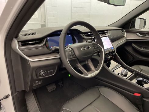 New 2025 Jeep Grand Cherokee Limited w/ Luxury Tech Group II image 18