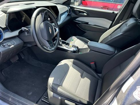 Used 2025 Chevrolet Trax LT w/ LT Convenience Package FWD image 7