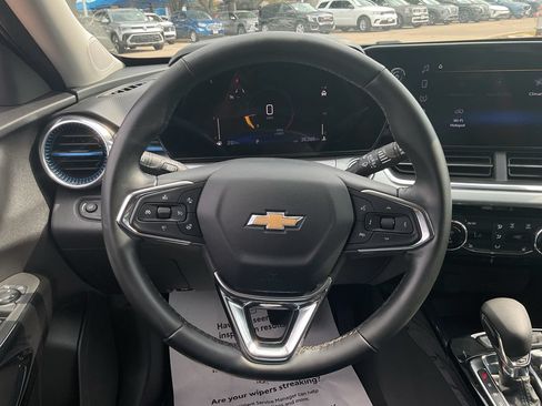 Used 2025 Chevrolet Trax LT w/ LT Convenience Package FWD image 26