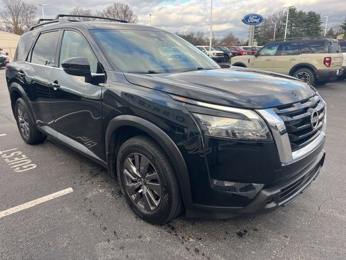 Used 2023 Nissan Pathfinder SV w/ SV Premium Package image 7