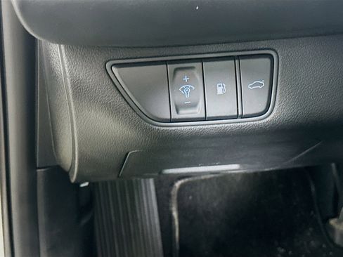 Used 2025 Genesis G70 2.5T image 17