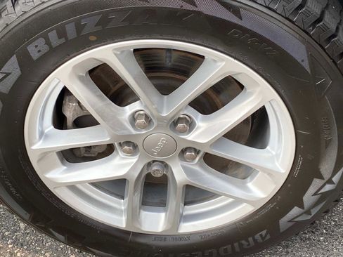 Used 2023 Jeep Grand Cherokee L Laredo image 25