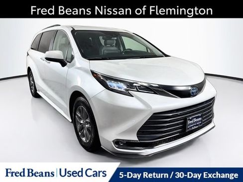 Used 2022 Toyota Sienna XLE w/ XLE Plus Package FWD image 1
