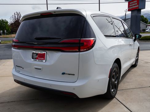 Used 2023 Chrysler Pacifica Limited w/ Uconnect Theater Family Group FWD image 8