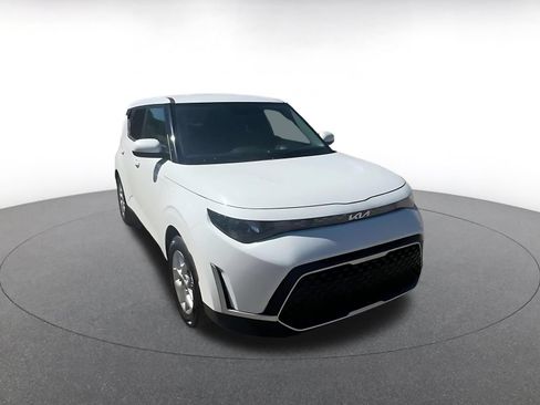 Used 2025 Kia Soul LX w/ LX Technology Package FWD image 3