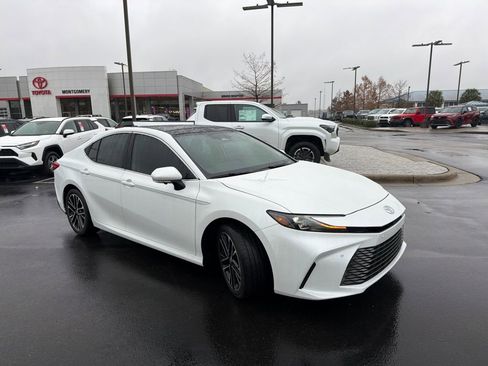 Used 2025 Toyota Camry XLE image 7