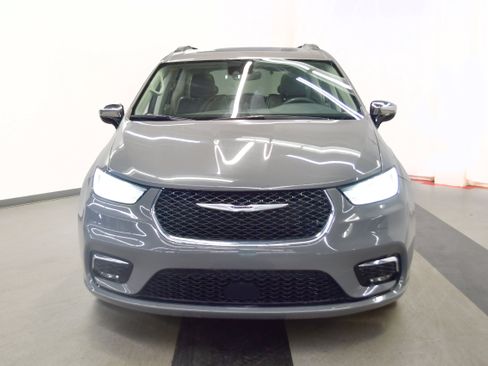 Used 2023 Chrysler Pacifica Limited FWD image 3