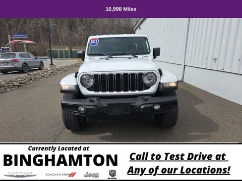 Used 2025 Jeep Gladiator Sport image 2