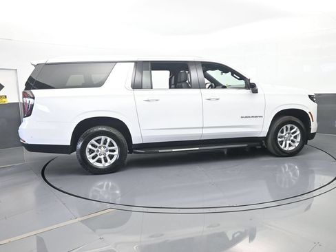 Used 2025 Chevrolet Suburban LT RWD image 7