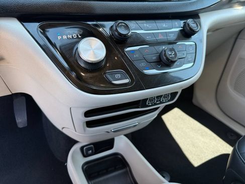 Used 2023 Chrysler Pacifica Touring-L FWD image 20