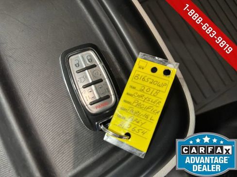 Used 2018 Chrysler Pacifica Touring-L image 27