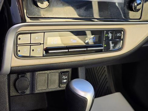 Used 2018 Toyota Corolla LE image 17