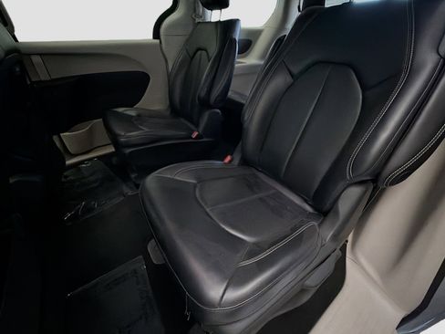 Used 2023 Chrysler Pacifica Touring-L FWD image 13