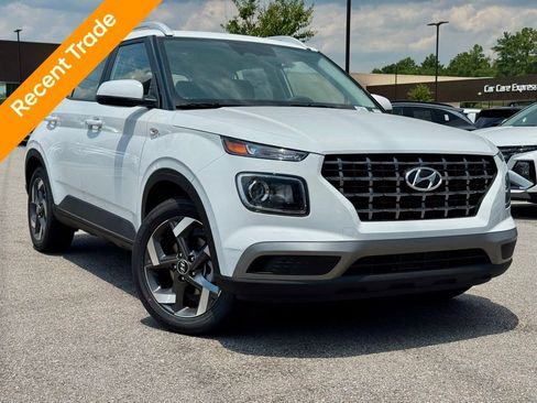 Used 2025 Hyundai Venue SEL image 1