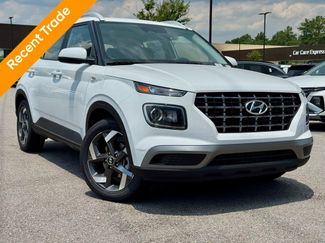 Used 2025 Hyundai Venue SEL video 1