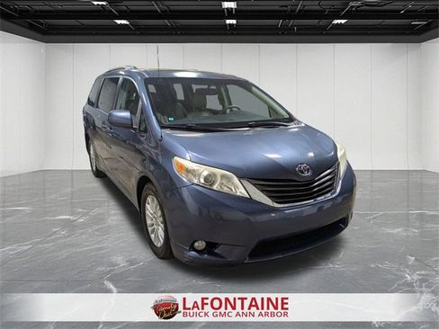 Used 2013 Toyota Sienna XLE image 7